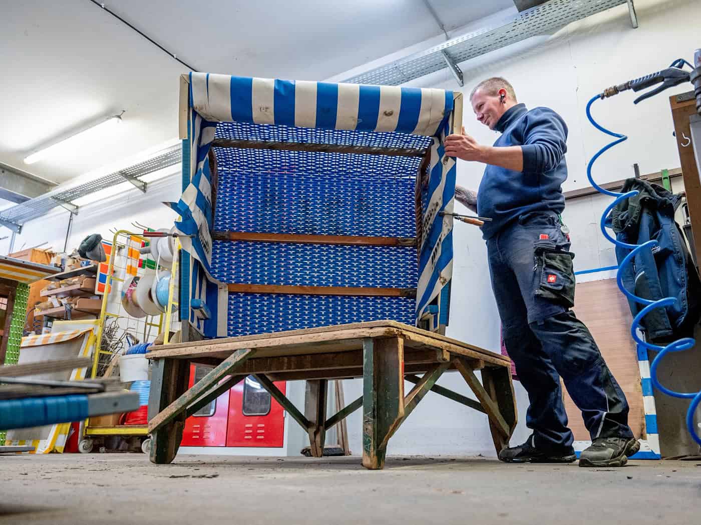 Oft müssen an den Körben marode Holzteile ausgetauscht werden.  / Foto: Hauke-Christian Dittrich/dpa