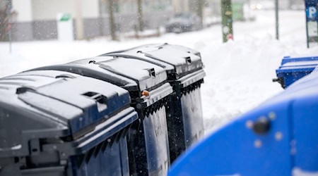 Wegen der Glätte pausiert die Müllabfuhr heute in Osnabrück, um Sicherheit für die Mitarbeitenden zu gewährleisten. (Archivbild) / Foto: Jonas Walzberg/dpa
