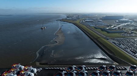 Ein vor Cuxhaven gestrandetes Segelschiff soll am Wochenende geborgen werden. (Archivbild) / Foto: Philipp Schulze/dpa