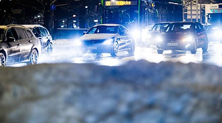 Winterwetter führt in Hannover zu glatten Straßen und bremst auch den Busverkehr aus. (Archivbild) / Foto: Moritz Frankenberg/dpa