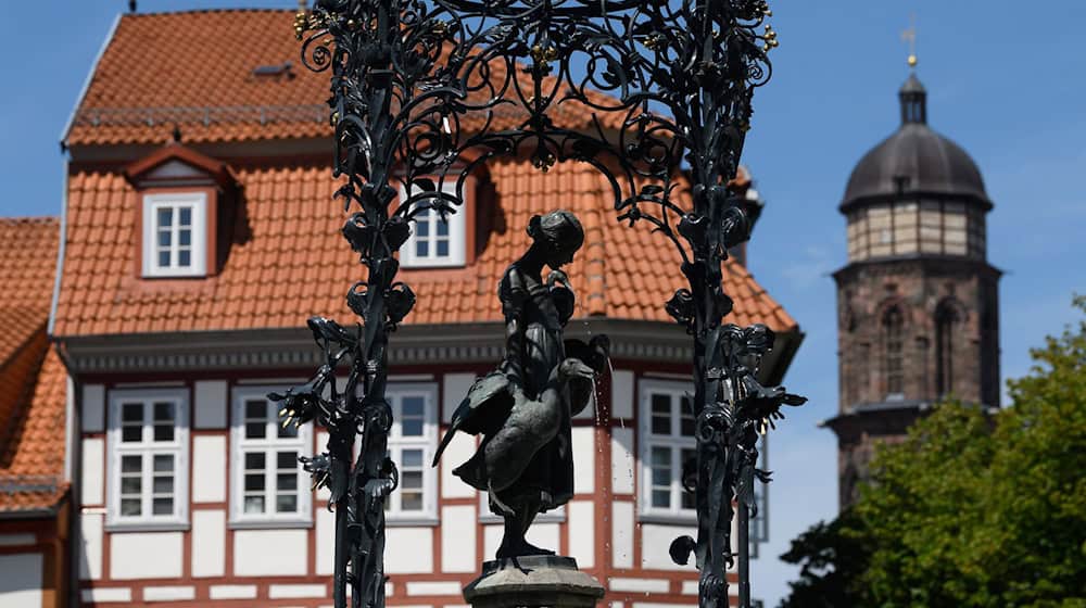 Im Alten Rathaus neben dem Göttinger Wahrzeichen, dem Gänseliesel, findet das Treffen statt. (Symbolbild) / Foto: Swen Pförtner/dpa