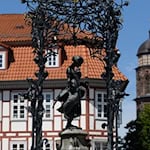 Im Alten Rathaus neben dem Göttinger Wahrzeichen, dem Gänseliesel, findet das Treffen statt. (Symbolbild) / Foto: Swen Pförtner/dpa