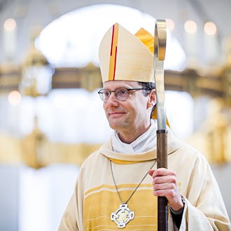 Martin Marahrens, neuer Bischof des Bistums Hildesheim, steht im Dom. / Foto: Moritz Frankenberg/dpa