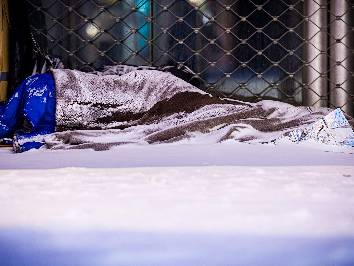 Wer keine Wohnung hat, musste diesen Winter besonders ums Überleben kämpfen. (Archivbild) / Foto: Moritz Frankenberg/dpa