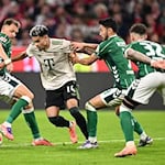 Jagd auf die Bayern? Die Werder-Spieler Senne Lynen (l) und Yukinari Sugawara bedrängen den Münchner Profi Luis Diaz. / Foto: Harry Langer/dpa