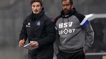 Hamburgs damaliger Trainer Daniel Thioune (r) und der frühere Co-Trainer Merlin Polzin. (Archivbild) / Foto: Christian Charisius/dpa-Pool/dpa