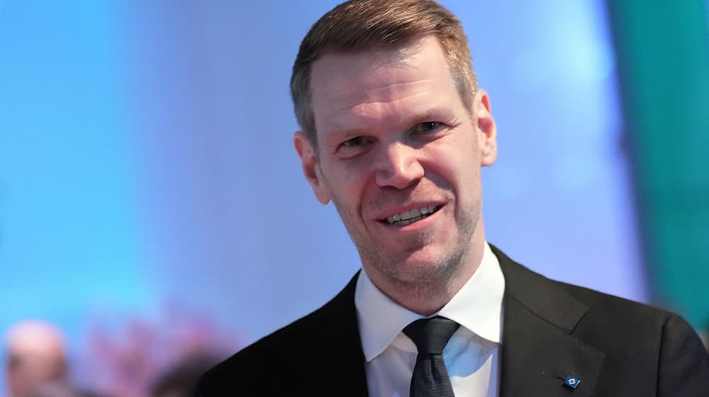 Schlägt eine TV-Konferenz für die Frauen-Bundesliga vor: HSV-Vorstand Eric Huwer (Archivbild) / Foto: Marcus Brandt/dpa