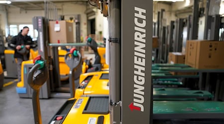 Der Logistikdienstleister Jungheinrich hat nach eigenen Angaben mehr als 8.200 Beschäftigte in Deutschland. (Archivbild) / Foto: Marcus Brandt/dpa