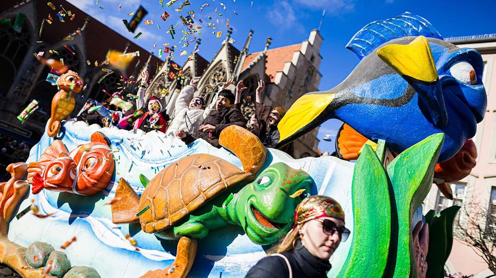 Mehr als 5.000 Aktive und 130 Motivwagen zogen beim Braunschweiger «Schoduvel» durch die Innenstadt.  / Foto: Moritz Frankenberg/dpa