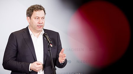 Vizekanzler Klingbeil pocht auf eine grundlegend neue Finanzierung von Gesundheit und Pflege. / Foto: Moritz Frankenberg/dpa