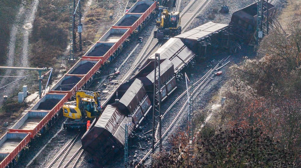 Der entgleiste Güterzug lag nach dem Unfall in einem Gleisbett. (Archivbild) / Foto: Julian Stratenschulte/dpa