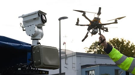 Über Niedersachsen fliegen immer mehr Drohnen – mit einer Kampagne will das Landeskriminalamt auf Risiken und geltende Regeln aufmerksam machen. (Archivbild) / Foto: Julian Stratenschulte/dpa