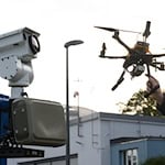 Über Niedersachsen fliegen immer mehr Drohnen – mit einer Kampagne will das Landeskriminalamt auf Risiken und geltende Regeln aufmerksam machen. (Archivbild) / Foto: Julian Stratenschulte/dpa