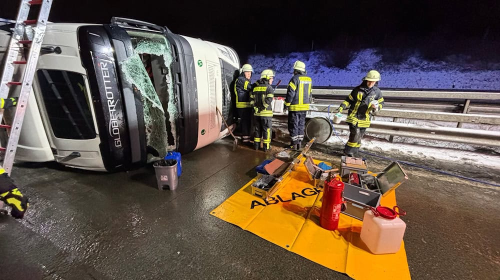 Der Lkw blieb auf der Seite liegen.  / Foto: Feuerwehr Sittensen/dpa