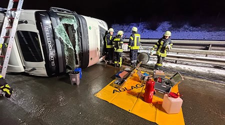Der Lkw blieb auf der Seite liegen.  / Foto: Feuerwehr Sittensen/dpa