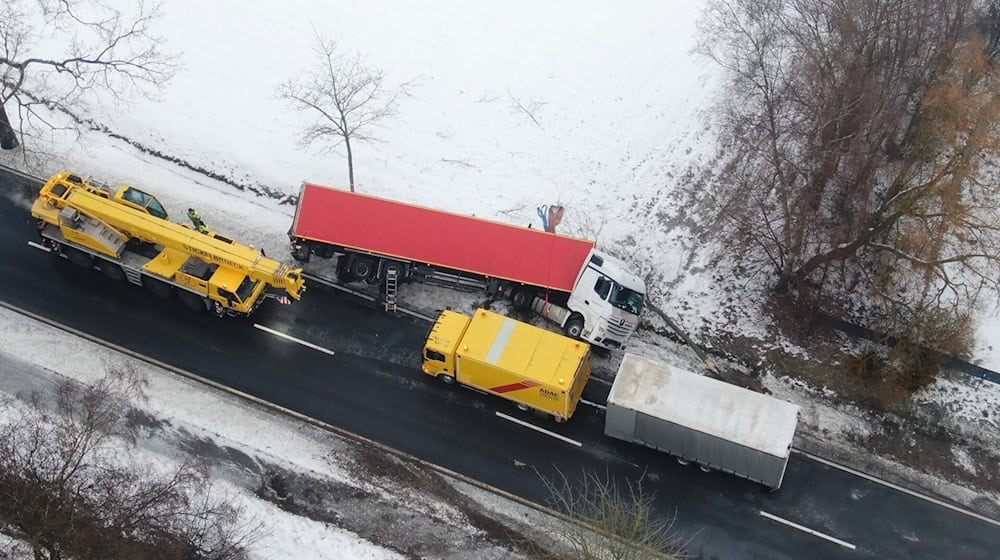 Ein tonnenschwerer Sattelzug liegt im Landkreis Osnabrück im Graben und die Bergung gestaltet sich schwierig.  / Foto: -/NWM/dpa
