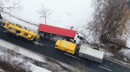 Ein tonnenschwerer Sattelzug liegt im Landkreis Osnabrück im Graben und die Bergung gestaltet sich schwierig.  / Foto: -/NWM/dpa