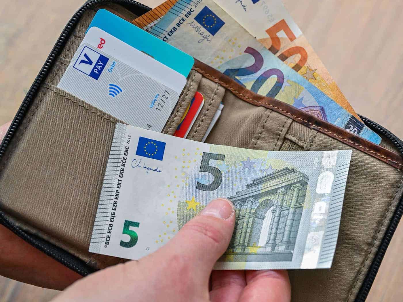 Arbeitnehmer in Niedersachsen haben dank nachlassender Inflation wieder mehr Geld in der Tasche. (Symbolbild) / Foto: Patrick Pleul/dpa