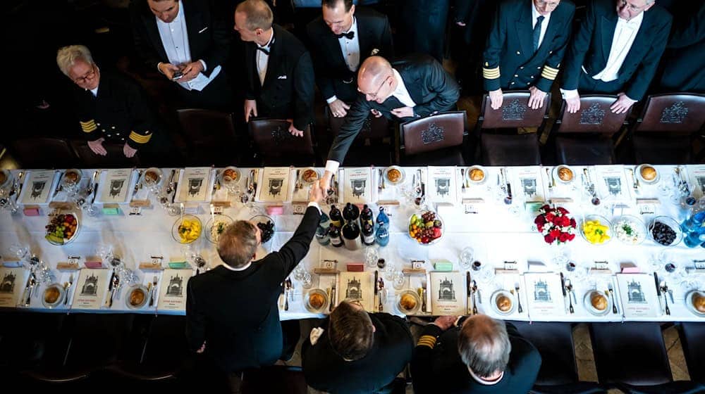 Bei der Schaffermahlzeit wurden jahrhundertelang nur Männer als Gäste eingeladen. (Archivbild) / Foto: Sina Schuldt/dpa