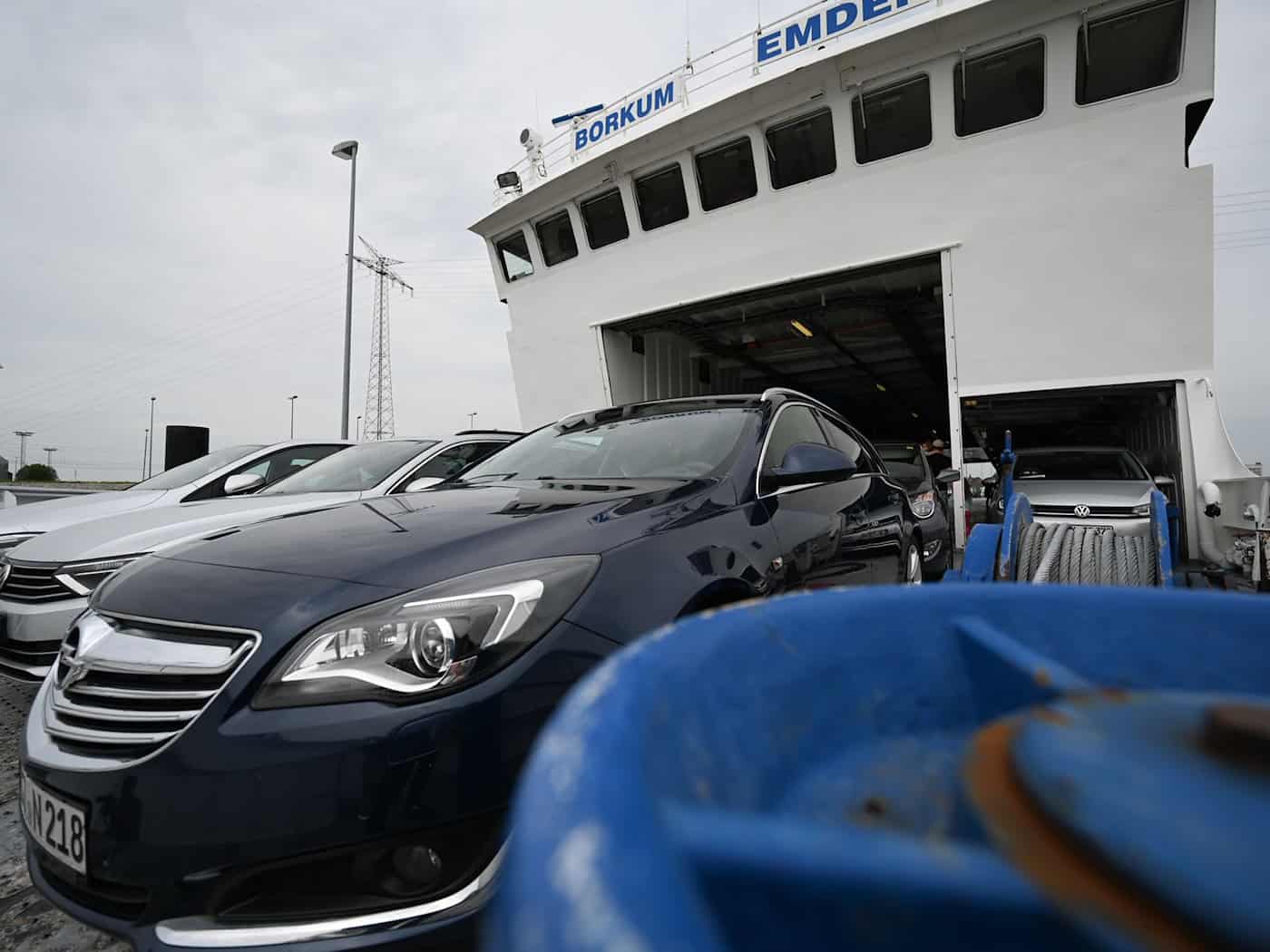 Am Fähranleger nach Borkum ist ein 59-Jähriger mit seinem Auto ins Hafenbecken gefahren. (Archivbild) / Foto: Lars Klemmer/dpa
