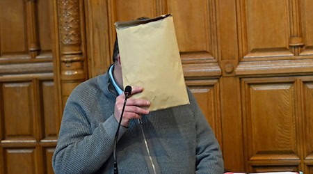 Der Angeklagte soll seine Familie mit einem Lügengeflecht jahrelang gequält haben. / Foto: Shireen Broszies/dpa