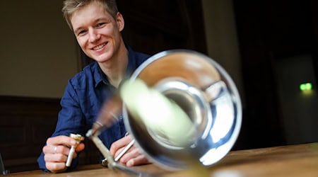 Der Lüneburger Matthis Wroblewski mit seiner Posaune. / Foto: Christian Charisius/dpa