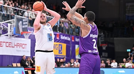 John Bryant (l) ist nicht mehr Teil des MBC-Teams und geht nach Bremerhaven. (Archivbild) / Foto: Swen Pförtner/dpa