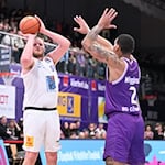 John Bryant (l) ist nicht mehr Teil des MBC-Teams und geht nach Bremerhaven. (Archivbild) / Foto: Swen Pförtner/dpa