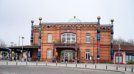 Die Bundespolizei hat einen Verdächtigen am Bahnhof Uelzen festgenommen. (Archivbild)  / Foto: Philipp Schulze/dpa