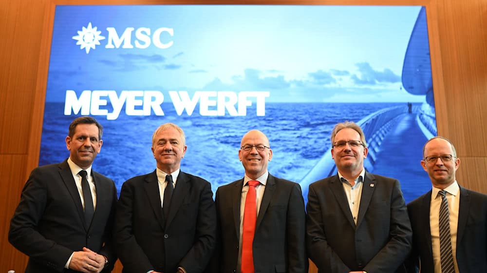 Niedersachens Ministerpräsident Olaf Lies (links) mit Beteiligten des geplanten Milliardengeschäfts.  / Foto: Lars Penning/dpa