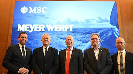 Niedersachens Ministerpräsident Olaf Lies (links) mit Beteiligten des geplanten Milliardengeschäfts.  / Foto: Lars Penning/dpa