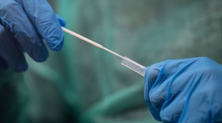 Das Amtsgericht Hannover hat entschieden: Ein 27-Jähriger muss wegen millionenschweren Betrugs mit Corona-Tests für drei Jahre und fünf Monate ins Gefängnis. (Symbolbild) / Foto: Sebastian Gollnow/dpa