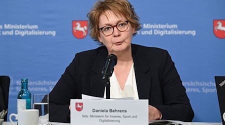 Innenministerin Behrens stellte die neue Einstufung der niedersächsischen AfD vor – im Ministerium rechnete man fest mit einer Klage der Partei. (Archivbild) / Foto: Julian Stratenschulte/dpa