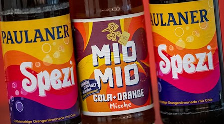 Im Spezi-Streits kritisiert Paulaner die Farbgestaltung der Cola-Orange-Mische von Mio Mio. Die Bayern erinnert sie zu sehr an die eigenen Spezi-Flaschen. (Archivbild) / Foto: Peter Kneffel/dpa