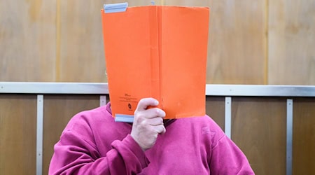 Der Angeklagte kommt in den Gerichtssaal im Landgericht Hannover. / Foto: Julian Stratenschulte/dpa