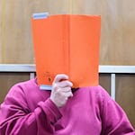 Der Angeklagte kommt in den Gerichtssaal im Landgericht Hannover. / Foto: Julian Stratenschulte/dpa