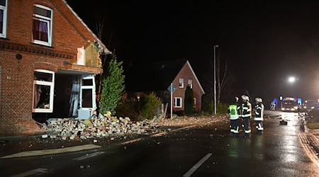 Nach dem Unfall klafft ein großes Loch in der Hauswand.  / Foto: Lars Penning/dpa