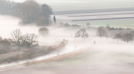 Die kommende Woche bringt Nebel in Niedersachsen und Bremen. (Archivbild) / Foto: Julian Stratenschulte/dpa