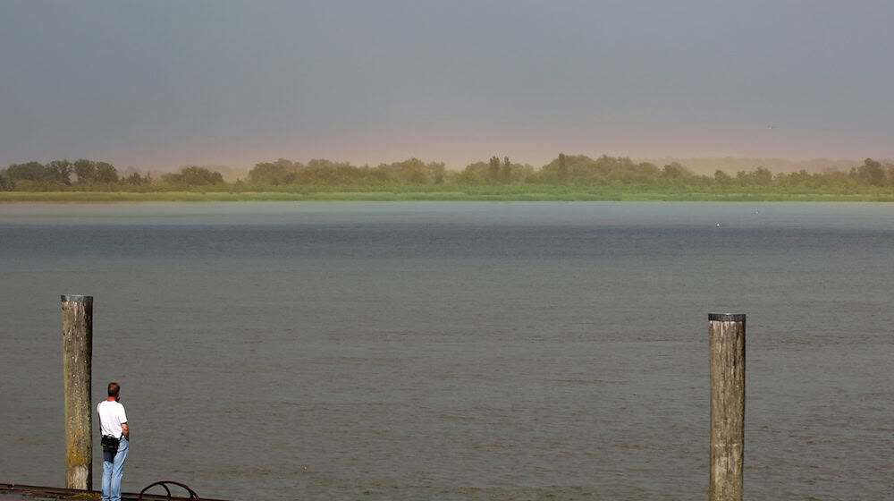 Regenbogenfarben am Anleger Stadersand. / Foto: Bodo Marks/dpa
