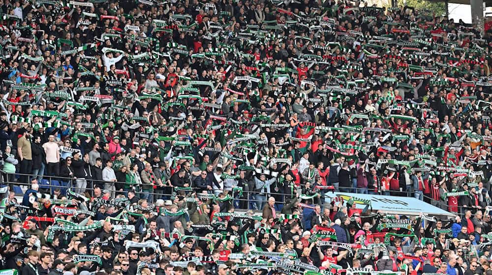 Hannover-Fans beim Derby gegen Eintracht Braunschweig. (Archivbild) / Foto: Swen Pförtner/dpa