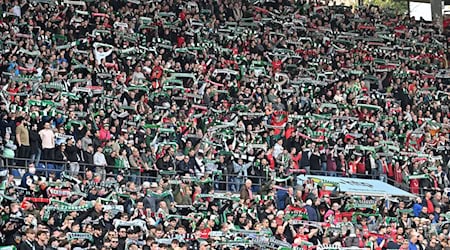 Hannover-Fans beim Derby gegen Eintracht Braunschweig. (Archivbild) / Foto: Swen Pförtner/dpa
