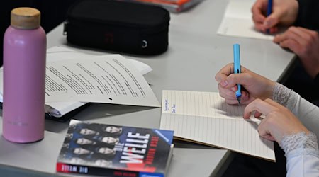 In Studien schnitten die Schülerinnen und Schüler bundesweit zuletzt schlechter ab. (Symbolbild) / Foto: Michael Brandt/dpa