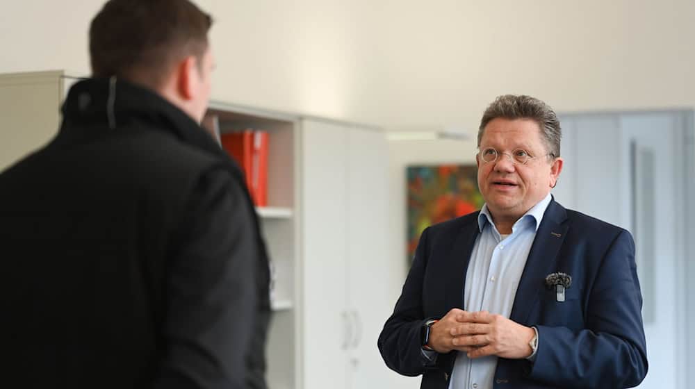 Arbeitsminister Philippi geht davon aus, dass sich das neue Tariftreue- und Vergabegesetz positiv auf den Wirtschaftsstandort Niedersachsen auswirken wird. (Archivbild) / Foto: Lars Penning/dpa