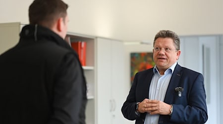 Arbeitsminister Philippi geht davon aus, dass sich das neue Tariftreue- und Vergabegesetz positiv auf den Wirtschaftsstandort Niedersachsen auswirken wird. (Archivbild) / Foto: Lars Penning/dpa