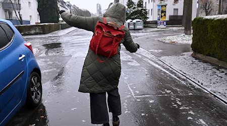 Viele Menschen stürzen auf den glatten Straßen und kommen zur Behandlung in überfüllte Notaufnahmen. (Archivbild) / Foto: Uwe Zucchi/dpa