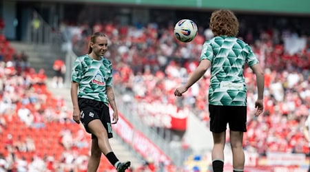 Stürmerin Emöke Papai (links) wechselt von Bremen nach München. (Archivbild) / Foto: Fabian Strauch/dpa