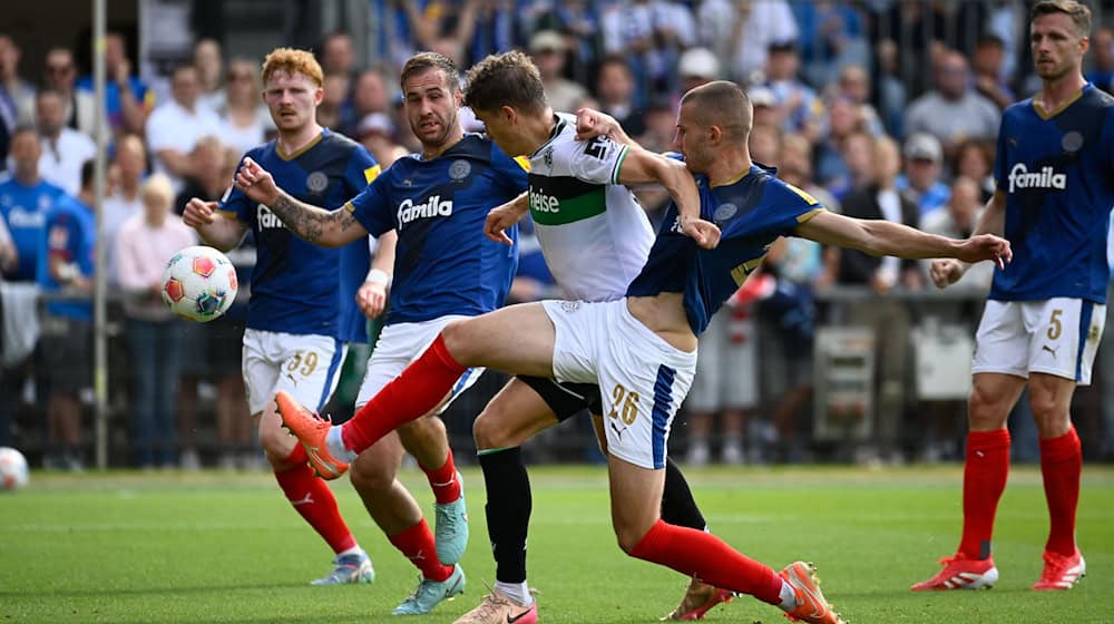 Hannovers Benedikt Pichler in der Hinrunden-Partie gegen seinen früheren Arbeitgeber in Kiel. (Archivbild) / Foto: Gregor Fischer/dpa