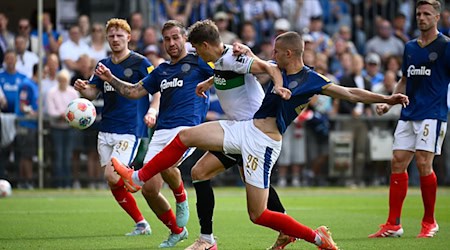 Hannovers Benedikt Pichler in der Hinrunden-Partie gegen seinen früheren Arbeitgeber in Kiel. (Archivbild) / Foto: Gregor Fischer/dpa