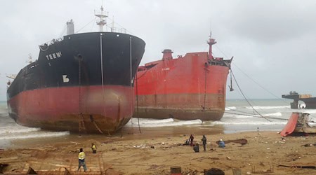 Handelsschiffe wurden an der Küste vor Gadani in Pakistan auf Grund gesetzt, damit sie abgewrackt werden können. (Archivbild)  / Foto: Ppi/Zuma Press/dpa