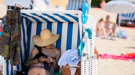 Künstliche Intelligenz kann Touristen auch während ihres Urlaubs unterstützen. (Symbolbild) / Foto: Christoph Soeder/dpa